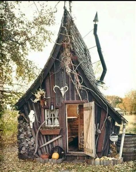 Dne witch hut